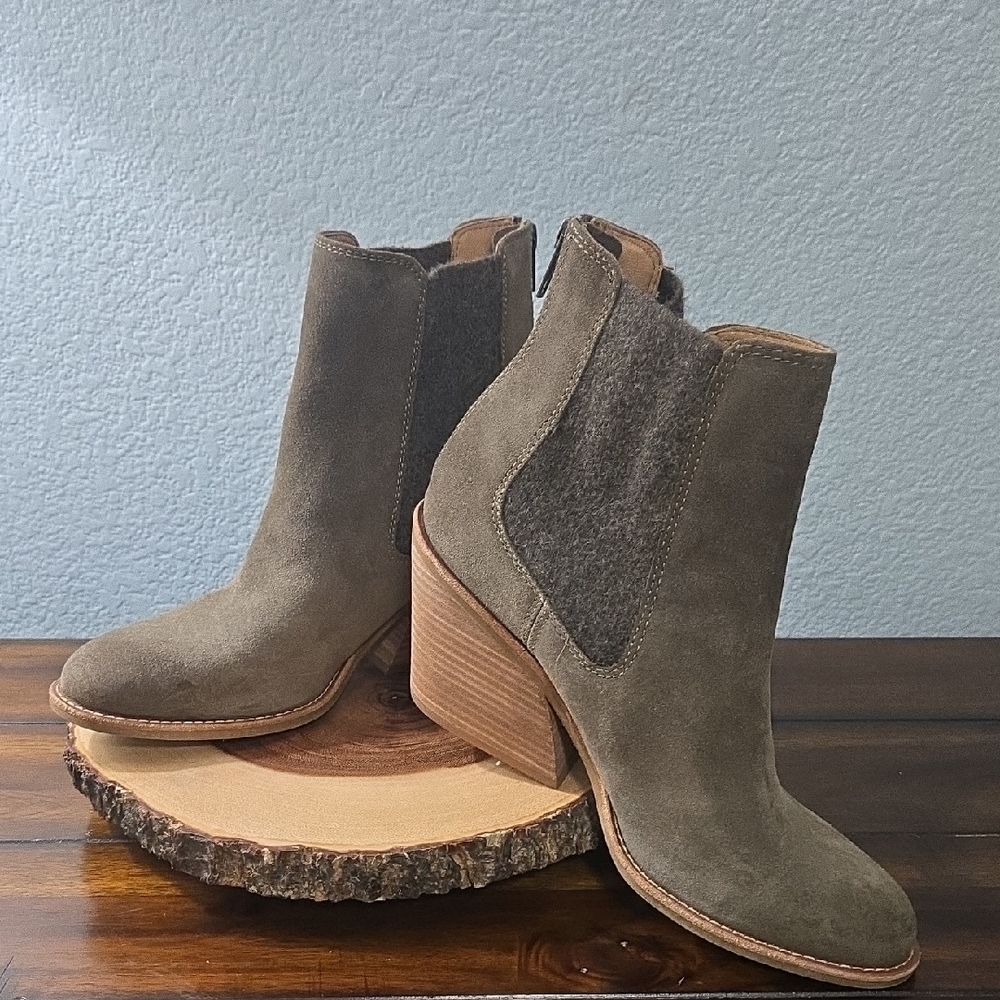SOFTT Tara Chelsea Over The Ankle Boot Stacked 3" Heel Dark Taupe Sz 10 NWOT